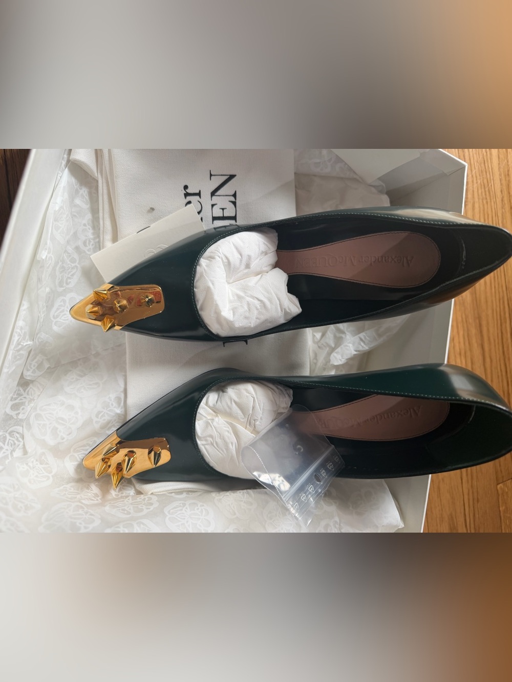 Alexander McQueen Green Patent Pointed-Toe Pumps with Gold Spike Detail - Picture 8 of 9